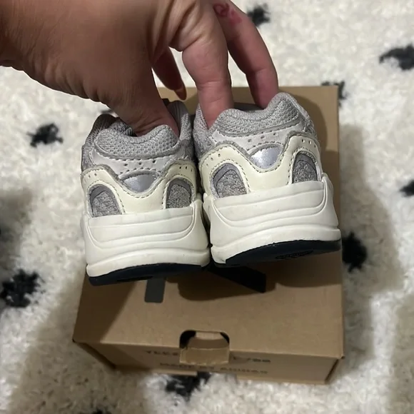 Toddler yeezy 700 - Picture 3 of 4